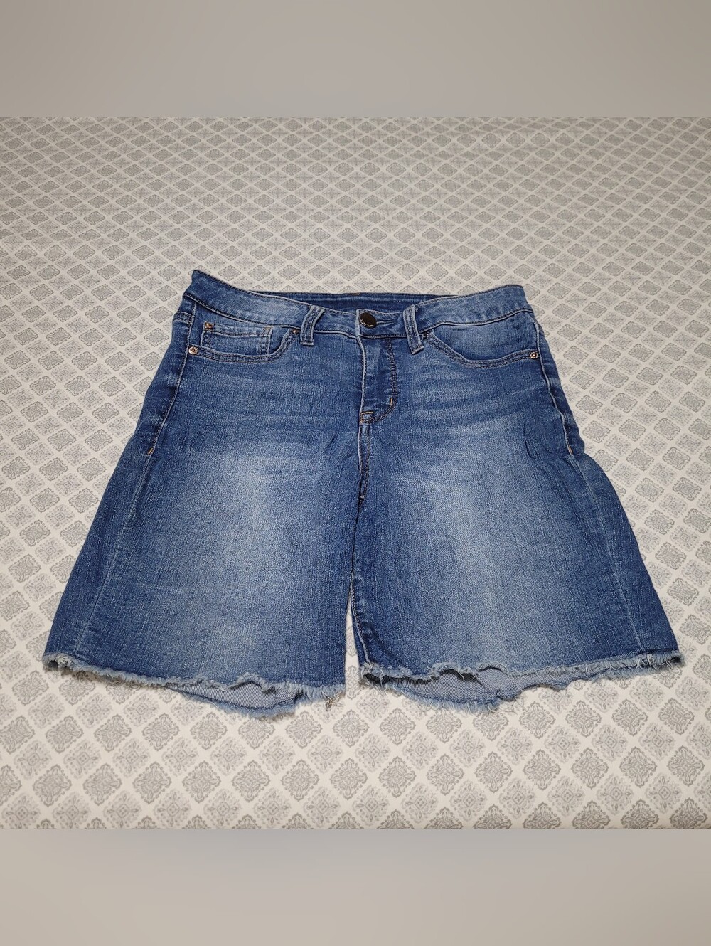 Seven7, Womens Size 6 Blue Denim Frayed Hem Shorts